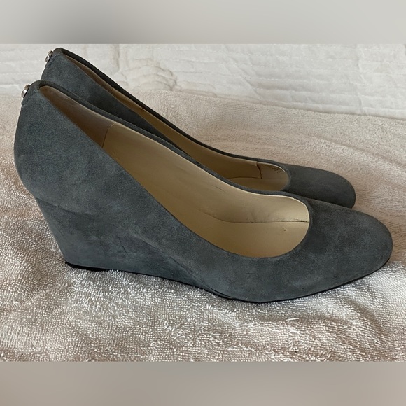 Isaac Mizrahi sz 7 Kendal lovely grey suede wedge heels for spring. VGUC - Picture 13 of 16